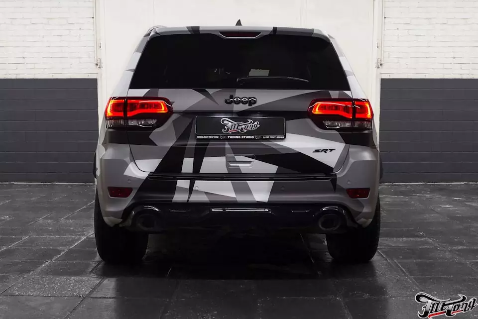 Jeep SRT8. Разработка дизайн-проекта камуфляжа, печать и нанесение на кузов.